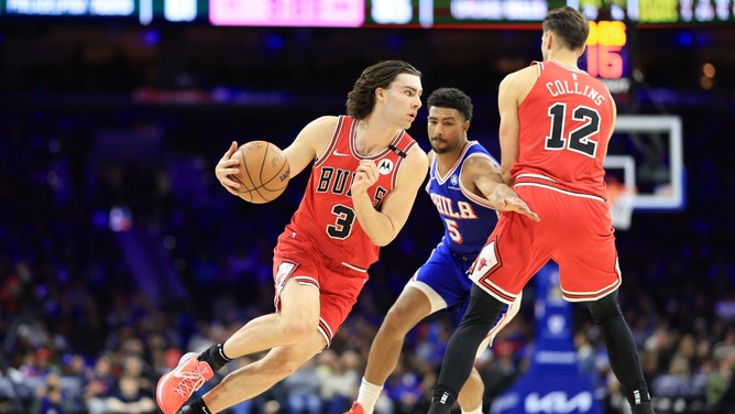 Chicago Bulls wing Josh Giddey goes around a screen vs. the Philadelphia 76ers at Wells Fargo Center. (Photo credit: Bill Streicher-Imagn Images)