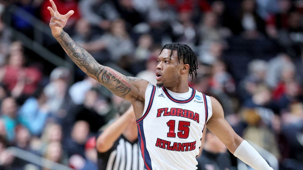 FAU Player Attempts 360 Dunk In Closing Seconds vs FDU: VIDEO