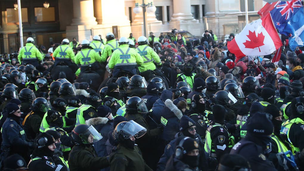 ed3c5646-Snow covers the protest convoy. Ottawa Police handed out papers telling the truckers to leave or face arrest there was no movement on Wellington Street in front of Parliament Hill