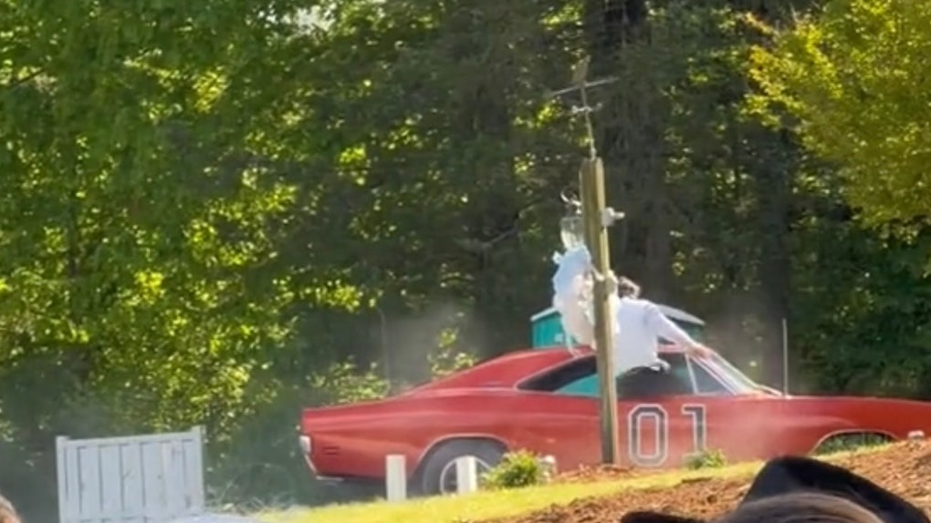 Groom shows up to wedding id 'Dukes of Hazzard' car