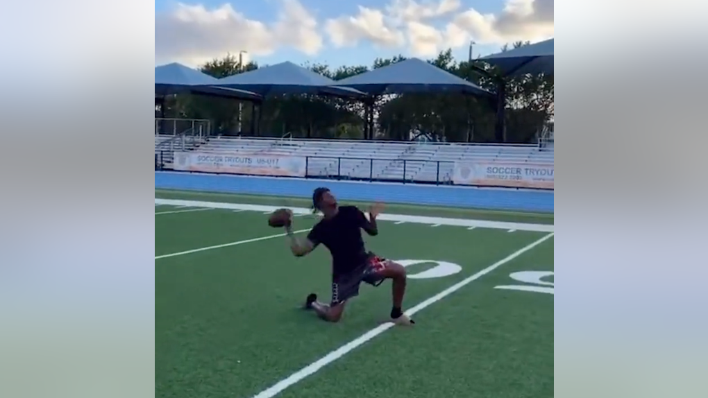 Lamar Jackson's In Mid-Season Form: Throws 50 Yard Strike From Knee