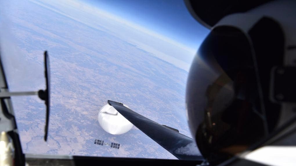 Pilot taking selfie with Chinese Spy balloon