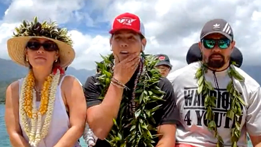 anelu-lafaele-hawaii-viral-commit-wisconsin-football-throw-friends-water