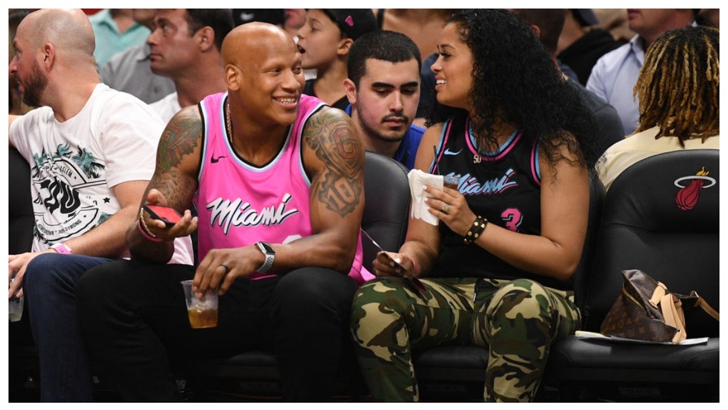 Ryan Shazier caught sexting, files for divorce.