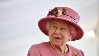 9c72c6c8-The Queen And Duke Of Cambridge Visit Dstl Porton Down