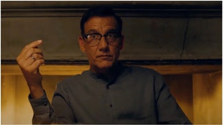 New previews are out for "A Murder at the End of the World" with Clive Owen. Watch a trailer. What is the plot? When does it come out? (Credit: Screenshot/YouTube Video https://www.youtube.com/watch?v=-xhtzH6wxEg)