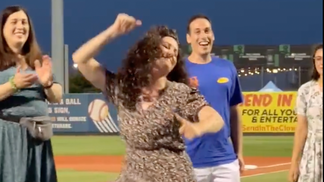 3340e73f-Elaine Dancing contest