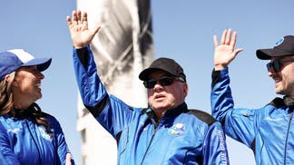 b7280562-Blue Origin Launch