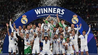 05c5ac6f-TOPSHOT-FBL-EUR-C1-LIVERPOOL-REAL MADRID-TROPHY