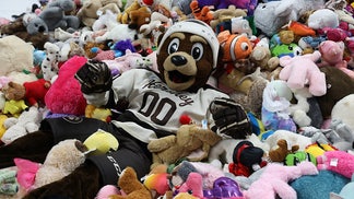 hershey-bears-2023-teddy-bear-toss