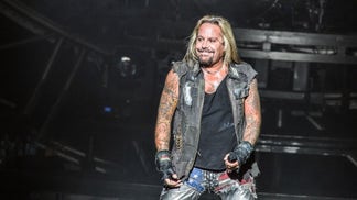 f53139e0-vince neil