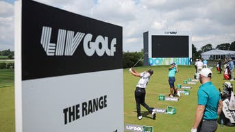 golf-liv-tour-london-players-practicing