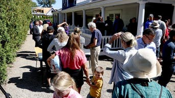 266cc081-Marthas Vineyard Migrants