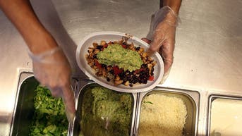 5cfcfa40-Chipotle Becomes First Non-GMO US Restaurant Chain