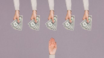 4f9eb13f-People handing over money