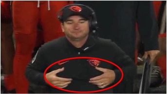 Oregon State coach Jonathan Smith apologizes for nipple milking signal. (Credit: Screenshot/X Video https://twitter.com/Brett_McMurphy/status/1708107076600275140)