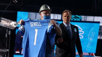 Penei Sewell 'Acts Like a Grown Man' Already, Teammate Says