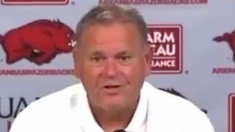 Sam Pittman drops hilarious quote ahead of the game against the Cincinnati Bearcats. (Credit: Screenshot/Twitter Video https://twitter.com/BleacherReport/status/1564382968365191168)