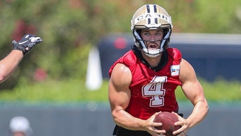 51193794-derek carr jacked