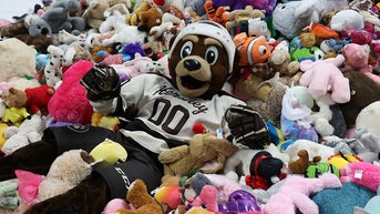 hershey-bears-2023-teddy-bear-toss