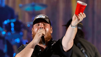 luke-combs-broadway-honky-tonk-bar