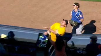 mlb-beer-vendor-spill-foul-ball