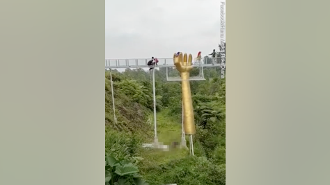 Glass-walkway-collapse-Indonesia