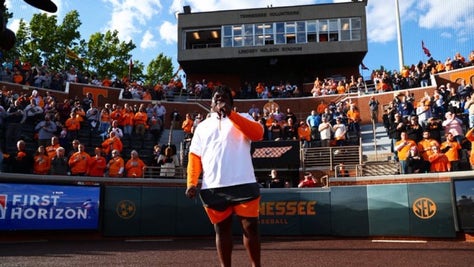 Tennessee Defensive Lineman Elijah Simmons Got A Standing Ovation After Singing The National Anthem