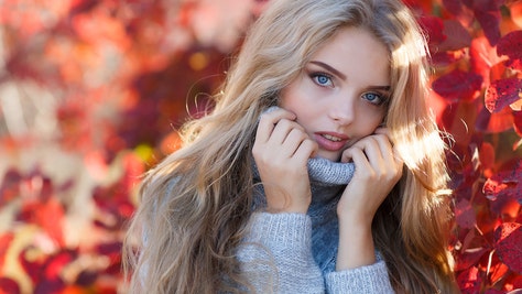 Young beautiful woman in the autumn park