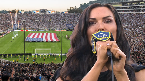 el-trafico-rose-bowl-national-anthem-mls-crowd-la-galaxy-lafc-Heidi-Marie-Ferren-lyrics-hand