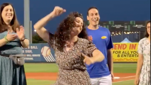 3340e73f-Elaine Dancing contest