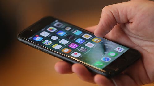 cd7115e5-Apple Fans Await iPhone 7