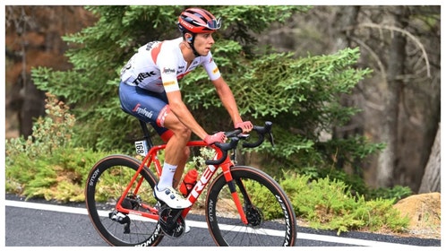 Italian cyclist kills minister's cat.