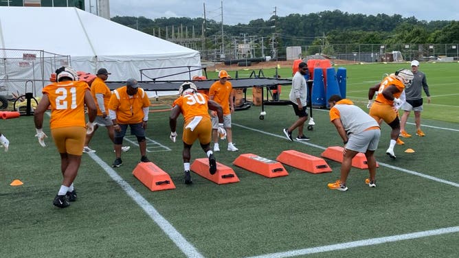 Tennessee DL drills with coach Rodney Garner