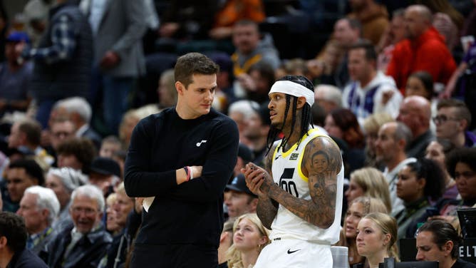 Utah Jazz coach Will Hardy and SG Jordan Clarkson talk during the game against the LA Clippers at Vivint Smart Home Arena in Salt Lake City.