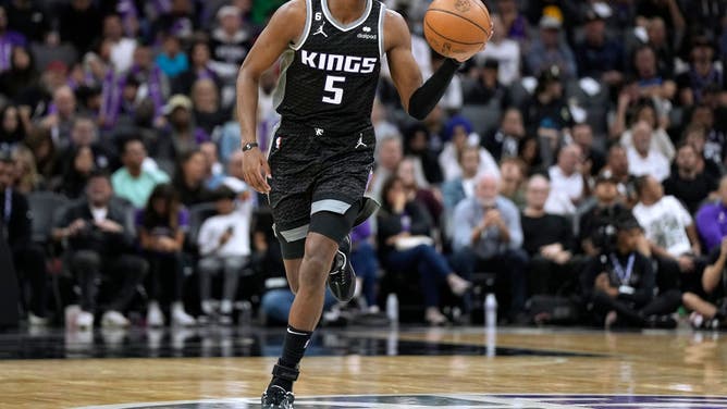 Sacramento Kings PG De'Aaron Fox dribbles the ball up court against the Los Angeles Clippers at Golden 1 Center in Sacramento, California. (Thearon W. Henderson/Getty Images)