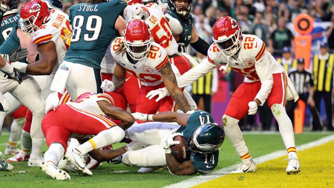 Eagles RB Kenneth Gainwell carries the ball vs. the Chiefs during the 1st quarter in Super Bowl LVII at State Farm Stadium in Glendale, Arizona.