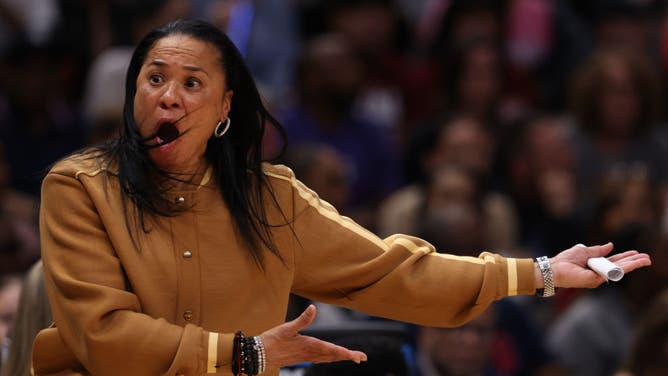 Dawn Staley give lecture.