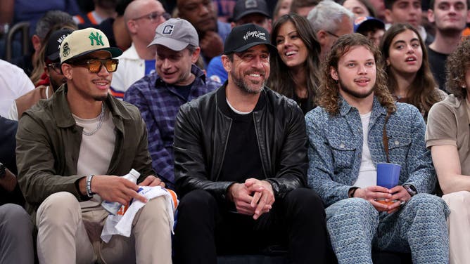 Aaron Rodgers shows up at Knicks game without Mallory Edens.