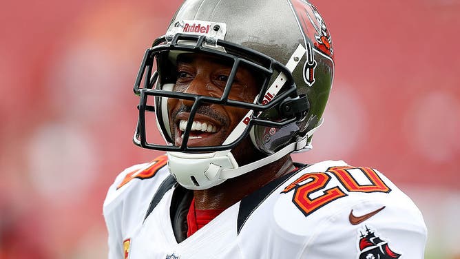 Buccaneers cornerback Ronde Barber enters the Hall of Fame.