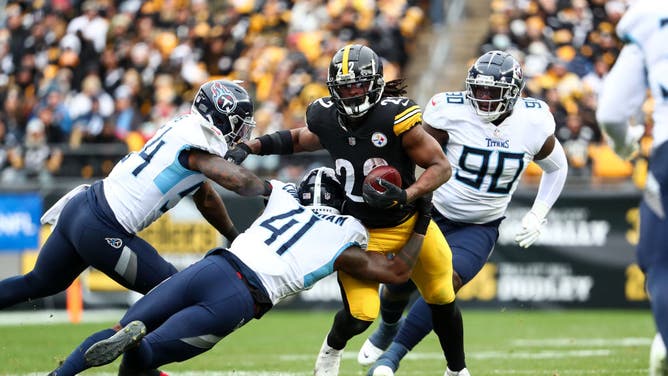 Steelers RB Najee Harris carries the ball vs. the Tennessee Titans at Heinz Field in 2021 in Pittsburgh.