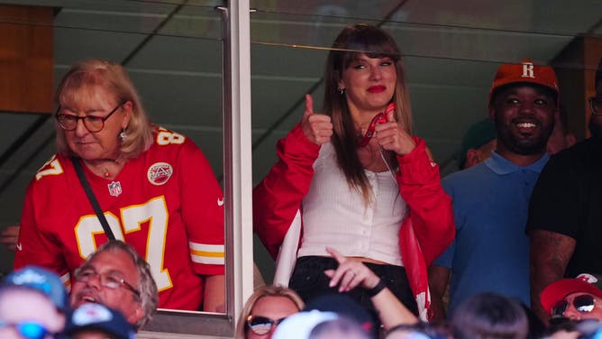 Kansas City Chiefs TE Travis Kelce caught a TD pass and Taylor Swift, who's in attendance, went absolutely berserk.