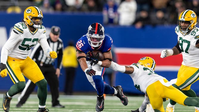 New York Giants RB Saquon Barkley runs through a hole vs. the Green Bay Packers at MetLife Stadium in East Rutherford, New Jersey.