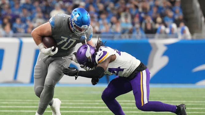 Dan Skipper of the Detroit Lions catches a pass against the Minnesota Vikings in Week 18.