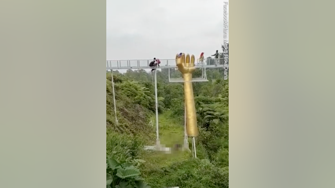 Glass-walkway-collapse-Indonesia