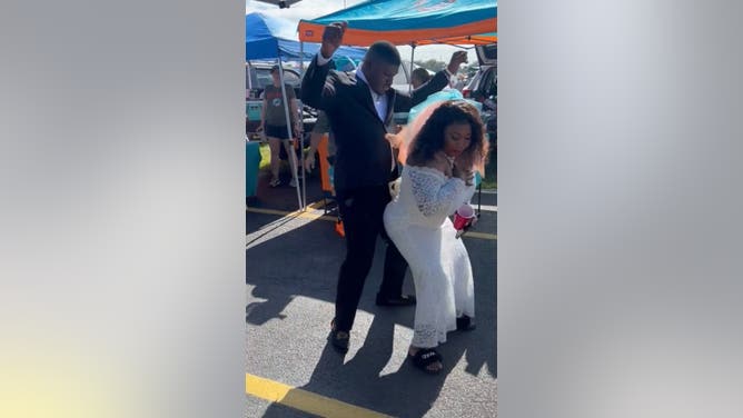 Couple has wedding at Dolphins-Browns game.