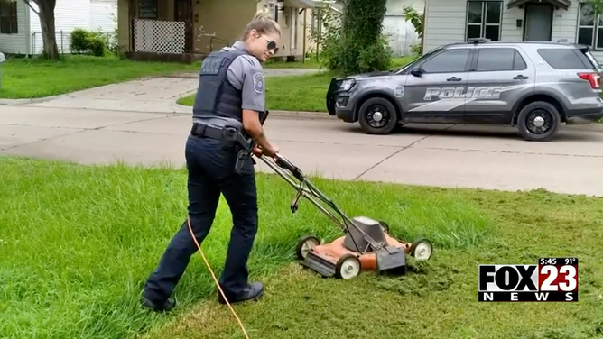 Oklahoma cop mows lawn for elderly man