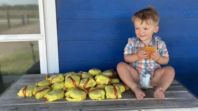 Texas toddler orders 31 cheeseburgers mom phone Door Dash