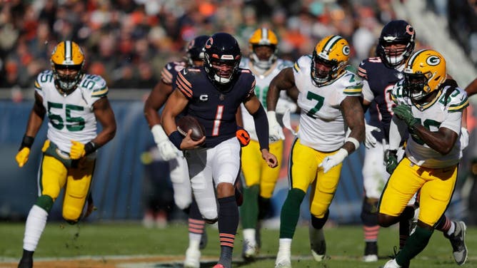 Bears QB Justin Fields breaks away for a long TD run vs. the Green Bay Packers.
