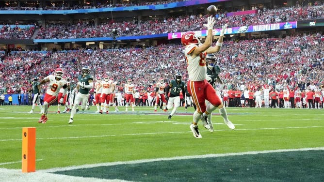 Chiefs TE Travis Kelce scores a TD vs. the Eagles in Super Bowl LVII.